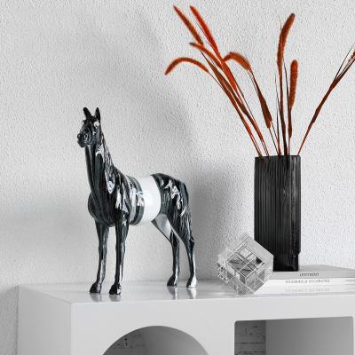 China Esculturas de artesanato de animais de resina nórdica Design Art Deco para decoração de escritório personalizada à venda