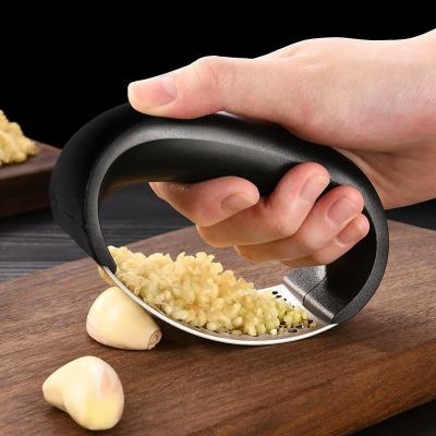 China Customized Logo Easy Clean Bamboo Kitchen Gadgets Mincer for Ginger and Garlic Slicer for sale