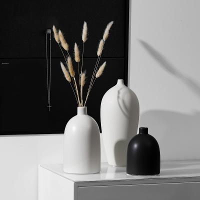 China Piezas de decoración para el hogar Vaso cerámico moderno en blanco y negro para diseño de interiores de sala de estar en venta