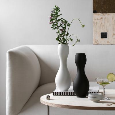 China Creative Black and White Ceramic Vase for Modern Tabletop or Home Office Decoration for sale