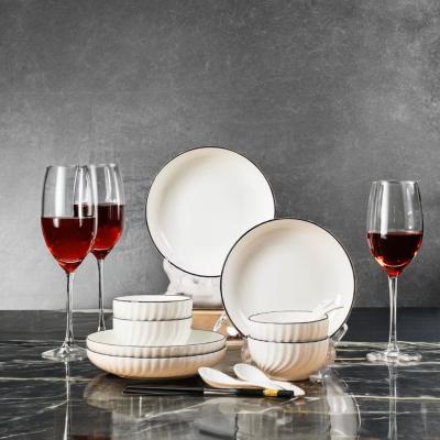 China Servidor de mesa de restaurante de hotel Conjuntos de cerámica elegante Servidor de cena de porcelana blanca con borde negro en venta