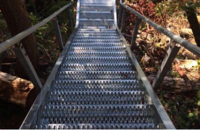 China Modern Galvanized Aluminum Lock Walkway Grating Prices , Steel Grating Walkway For Stairs for sale