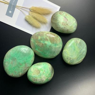 China Natural Crystal Green Europe Garnierite Palm Chakra Feng Shui Quartz Healing Stone Gifts for sale