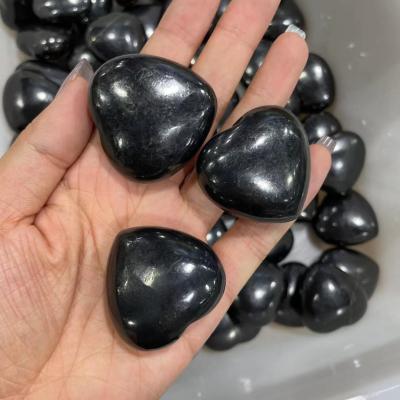 China Europe natural shungite heart stone fengshui healing reiki crystal people open stone wedding gifts for sale