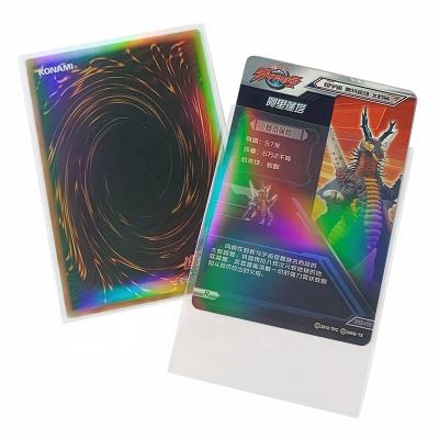 Κίνα Χονδρικό μέγεθος 62x89mm YuGiOh ουράνιων τόξων λέιζερ μανικιών επιτραπέζιων παιχνιδιών συνήθειας διαφανή μανίκια καρτών προς πώληση