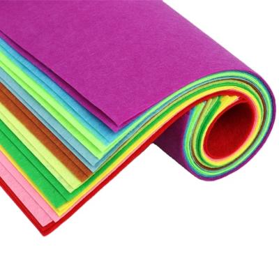 China Waterproof Disposable Biodegradable Table Cloth Roll TNT Polypropylene Nonwoven Fabric For Weddings Birthday Party for sale