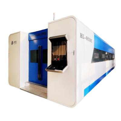 China Full-enclosed fiber laser 2000w 3000w cutting machine for metal with best price for sale