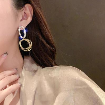 China Temperament CLASSIC silver oval female French personality fashion sense long earrings circle metal needle fashion accessories for sale