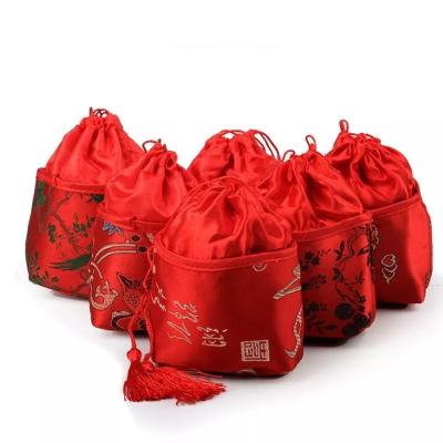 China 7*5*13CM Eco-friendly Silk Brocade Jewelry Pouch Drawstring Purse Flower Embroidery Tassel Decor Gifts Bags Pouches for sale