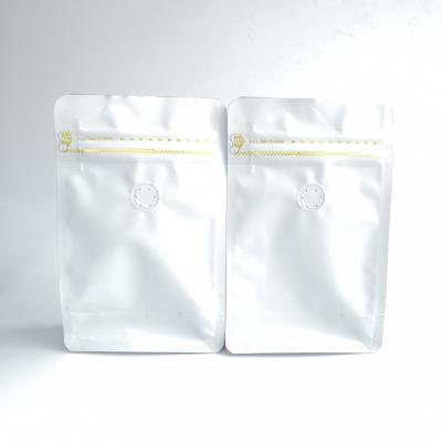 China Bolso reutilizable blanco mate modificado para requisitos particulares de la parte inferior del patio del papel de aluminio de la cremallera del bolso de café de la parte inferior plana con la válvula en venta