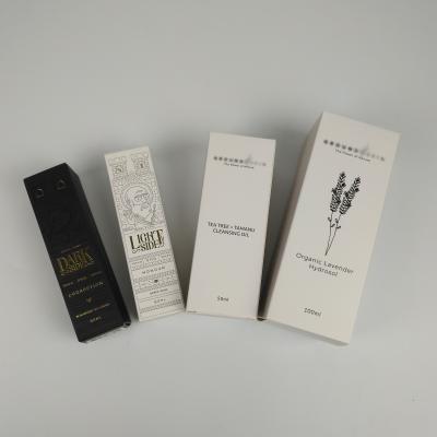 China Caixa de empacotamento de papel cosmética feita sob encomenda de Logo Printed Retangular Glossy Foldable para garrafas dos cuidados com a pele do soro da essência do perfume à venda