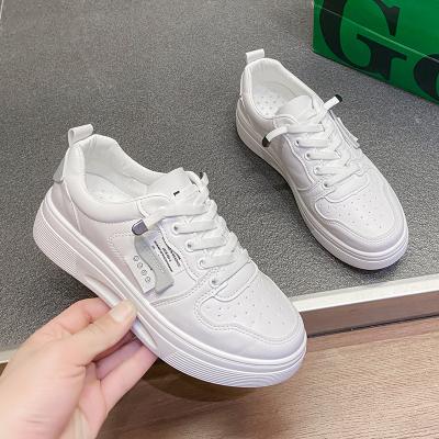 China Fashion Trend 8818 Outdoor Fashion Walking PU Top Sports White Simple Women's Sneakers for sale