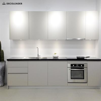 China Design DECOLEADER Minimalist Light Gray Lacquer Handleless Kitchen Cabinet Ready To Meet zu verkaufen