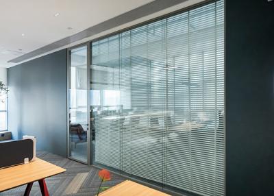 China Frameless Glass Partition High-end partition met verstelbare privacyluiken voor kantoordivisie Te koop