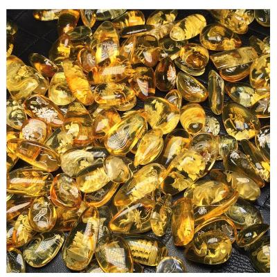 China Jingshui Jinpo Accessories 2-5g DIY Accessories Factory Outlet Amber Back Yellow Natural Russian Carving Sculpt With Multiple Themes for sale