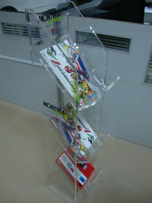 China 3 Mm 3 Tier Clear Acrylic magazine display rack Floor Stand for  retail shop for sale