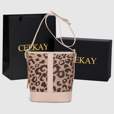 China Famous Hot Selling Fashion Designer Brands High Capacity Cross - Body Bucket Purse Hot Selling Classic Lady Pinch Bucket Leather Handbags for sale