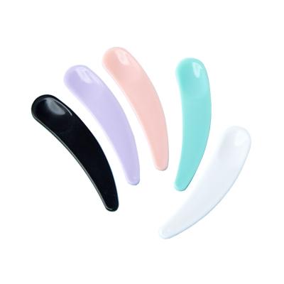 China Best Price Makeup Scoop Mask Spoon Small Moon Mini Facial Sticks Spatula Plastic Sickle Makeup Tools For Mixing Cosmetic Mask Spoon for sale