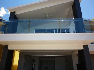 China Balcony Transparent Tempered Railing Glass 12mm Thickness No holes for sale