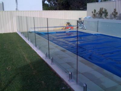 China R2 Corner Pool Fencing Glass Panel Thermal Stability Withstand 250℃ for sale