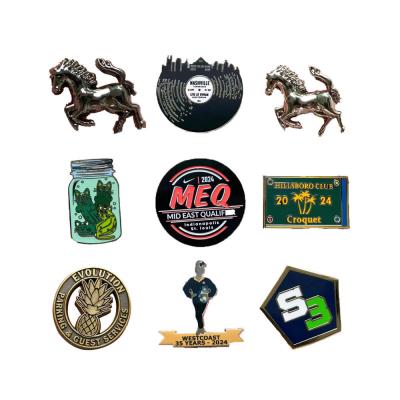 China Gekleurd zwart metaal aangepaste lapel pinnen UV-print cartoon enamel pinnen Te koop