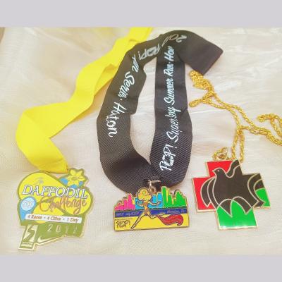 China Comércio por grosso de medalhas de ouro de fundição a moagem de desenho personalizado com fita à venda