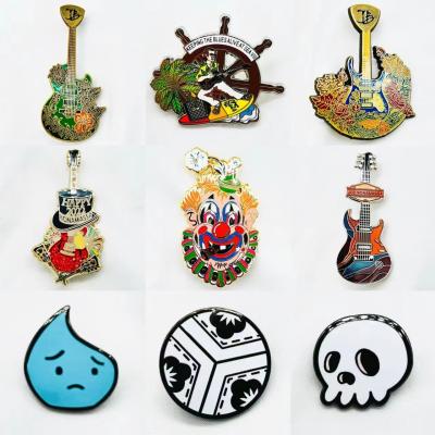 China 1.25 polegadas venda quente de antigas tesouras de ouro crachá pin de metal fundido personalizado lapela crachá de presente de negócios à venda