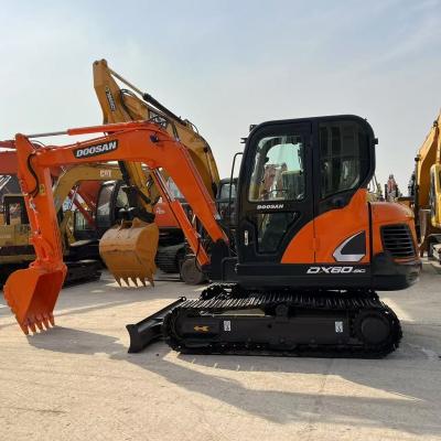 China Pequena Escavação Doosan DX60 de 6 toneladas Coreia Origem Com Lâmina e Marteladora à venda