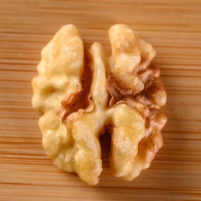 China Yunnan Walnut Factory Nutritious Nuts Nuts Wholesale Dry Shellless Walnuts Paper Peeled for sale