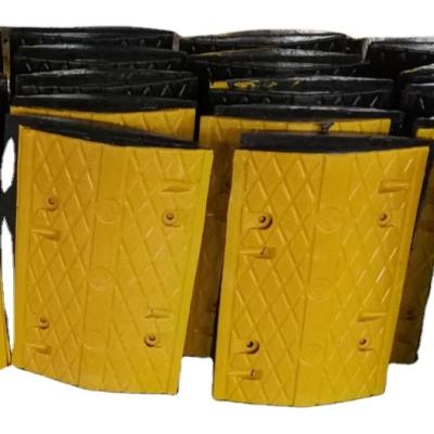 China Road Rubber Breaker Rubber Speed ​​Bump Yellow and Black 1meter Speed ​​Ramp Road Bump For Driveway Safety for sale