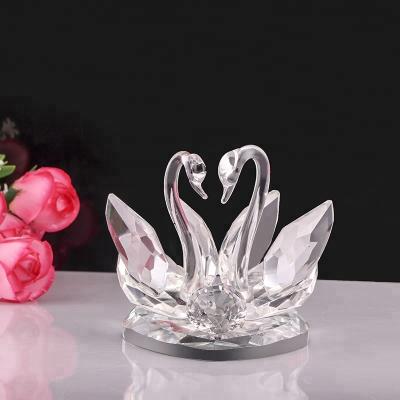 China Homecoming Gift India Wedding Gift Best Selling Fashion Europe Indian Wedding Beautiful Hot Crystal Swans Gift For Guest for sale