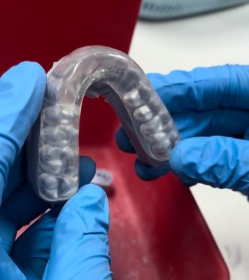 Chine Garde-dentiste de nuit en résine plastique pour griller les dents Garde-bouche douce pour griller les dents à vendre