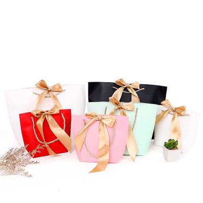 China Recycled Materials Hot Selling Custom Logo Printing Portable Paper Gift Wrapping Bag for sale