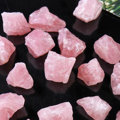 China Natural raw China Rose Quartz Stones Crystal Rough for wet setting crumbling fountain rocks eiki healing for sale