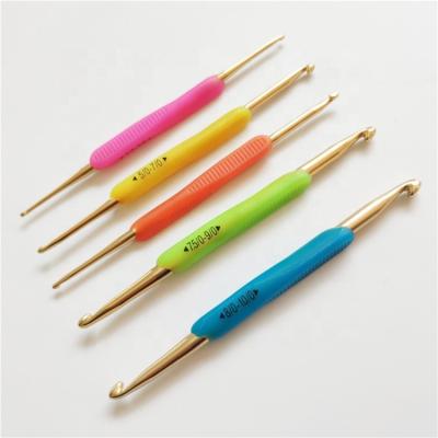 China Custom Colored Aluminum TPR+Al 2/0-3/0 Crochet Hook Knitting Needle Set for sale