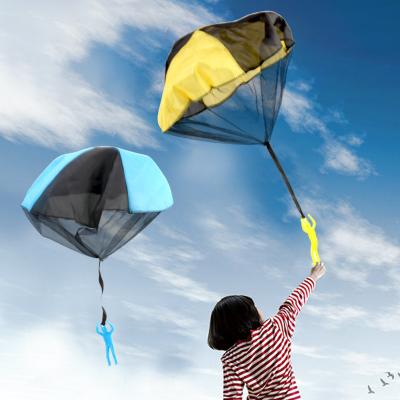 China Ourdoor Kids Flying Toys Free Throw Hand Throw Parachute Army Man Toss It Up Parachute Toy for sale