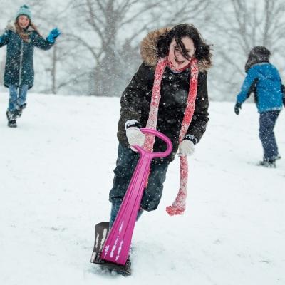 China Scooter de nieve para niños trineo trineos de nieve trineos de plástico trineo de esquí artículo tamaño 36 * 32 * 10 pulgadas en venta