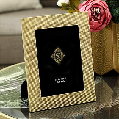 China 6 Inch Modern Luxury European RP 7 Inch Retro Photo Frame Wedding Dress Table Living Room Bedroom Bedside Brass Studio Decoration Frame for sale