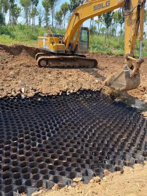 Chine Donnez à la grille une consistance rugueuse en plastique d'allée de protection de pâtée de noir de Geocell de HDPE à vendre