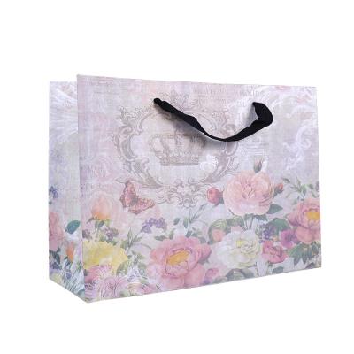 China New Biodegradable Christmas Kraft Paper Gift Bag With Your Own Logo Kraft Paper Color Paper Shopping Suitcase for sale