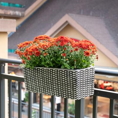 China 2022 Contemporary Garden Plant Pot Self Wall Hanging Plastic Watering Flower Pot for sale