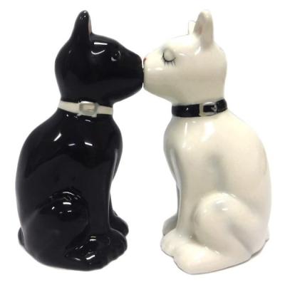 China Salt Pepper Shaker Set Feline Spicey Black and White Cats Salt and Pepper Shaker Set for sale