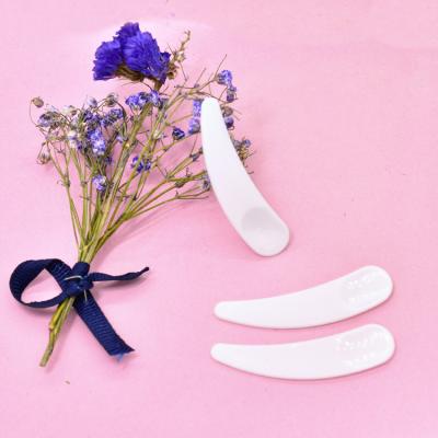 China Mini Eco - Friendly White Cosmetic Spatula For Face Cream Skin Care Use for sale