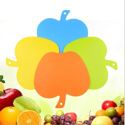 China Sustainable Apple Shape Kitchen Tools Plastic Chopper Fruit Cutting Board Anti-Slip Plastic Board for sale