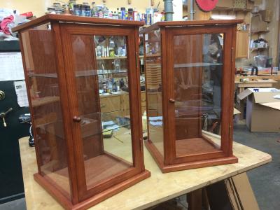 Chine Vitrine au détail en bois de Diy avec le magasin de bijoux portatif de serrure à vendre