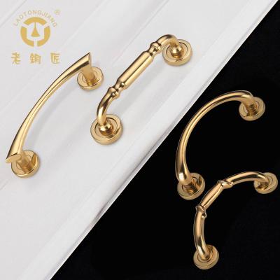 China Easy Installation Kitchen Cabinet Door Handle Gold Brass Vintage Wardrobe Handle for sale