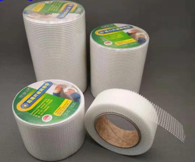 China Kleurrijke alkalisbestendige glasvezel mesh tape 5cm X90m Muur Klasse A Te koop