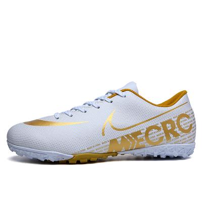 China Newest Wear-Resisting Lightweight Skid Proof Sports Football Shoes for sale