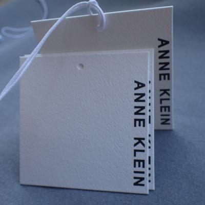 China Beschichteter Art Paper Ultrasonic Cut 0.6mm Papier-Hang Tags For Clothing zu verkaufen