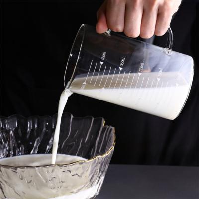 China Wholesale Viable Non-Leaking V-Mouth High Borosilicate Glass Measuring Cup Can Be Customized for sale